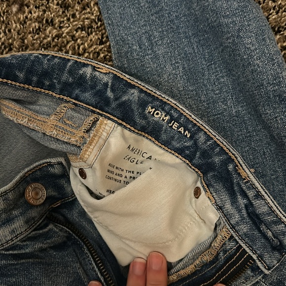 American Eagle Strigid Mom Jeans Size 4 - Picture 3 of 6